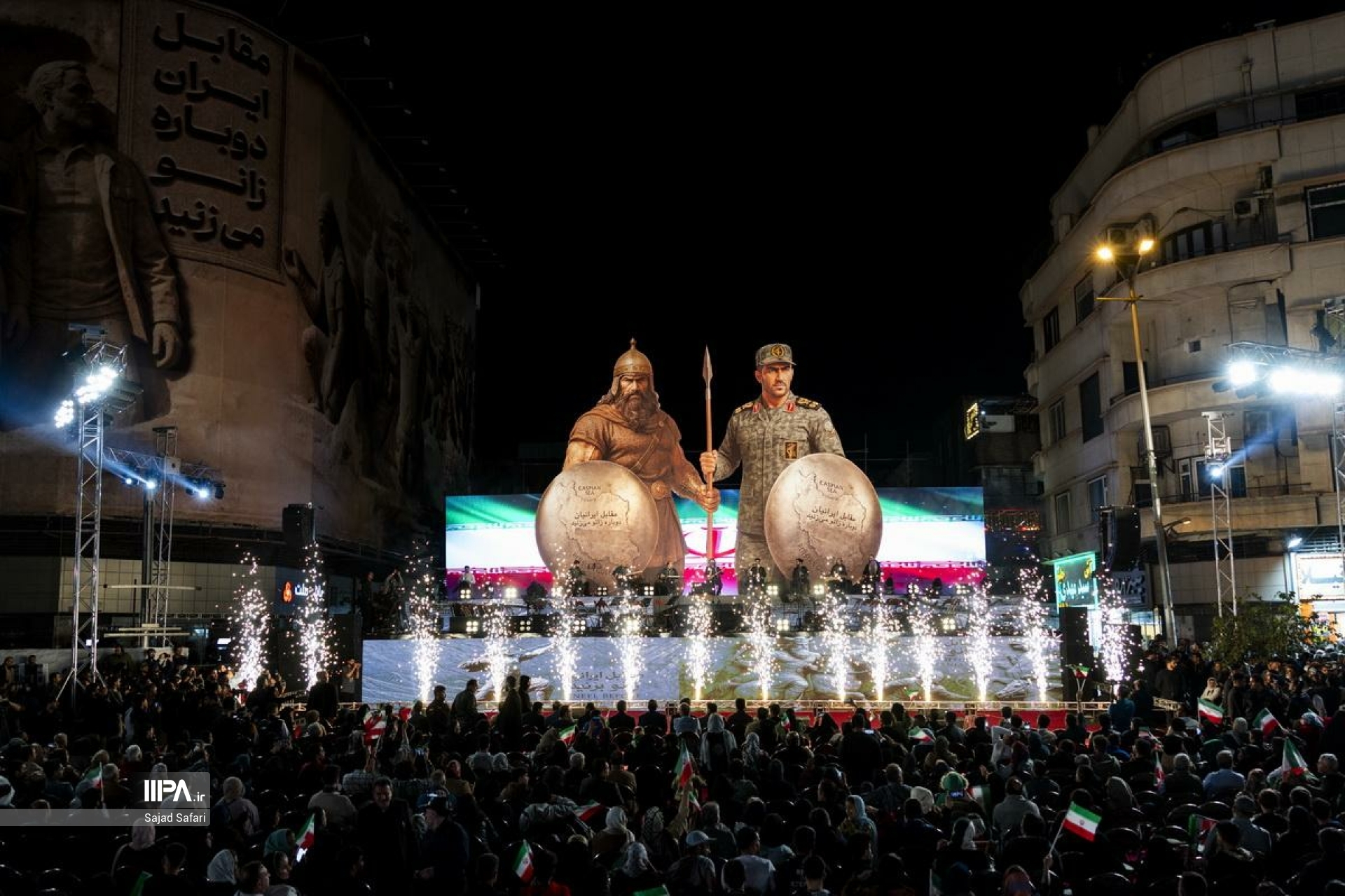 رونمایی از مجسمه «زانو زنندگان برابر ایران»