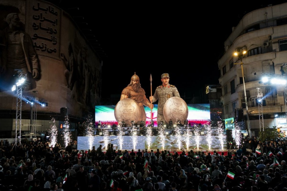 رونمایی از مجسمه «زانو زنندگان برابر ایران»