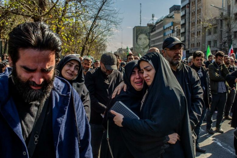 تجمع سوگواران رهبر شهید انقلاب در مقابل دانشگاه تهران