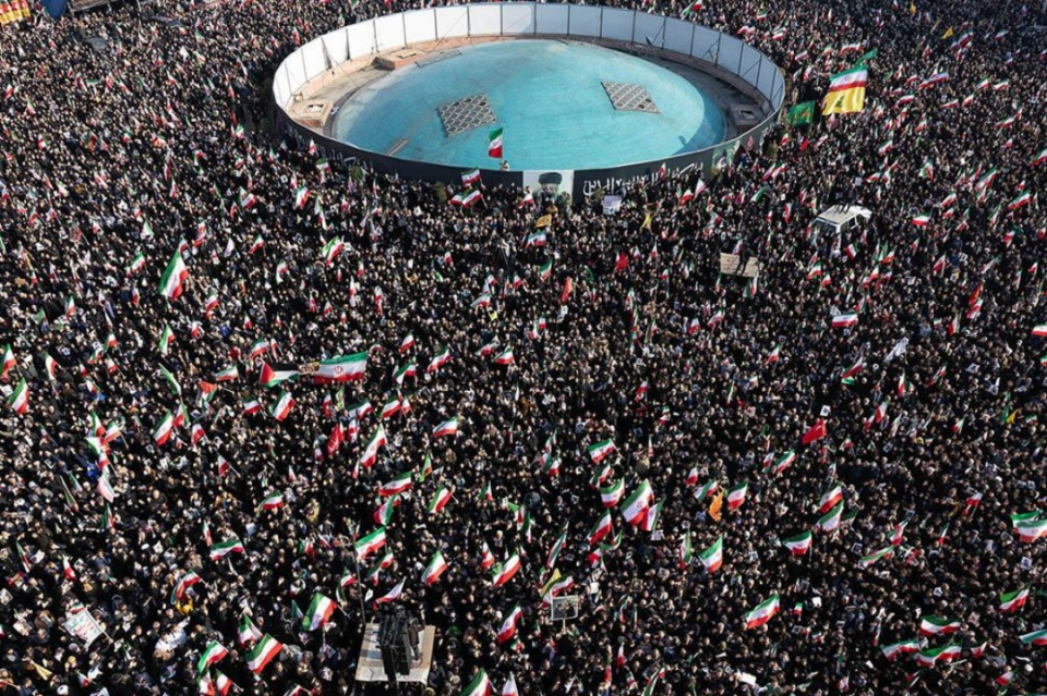 بیعت مردم با رهبری در میدان انقلاب تهران