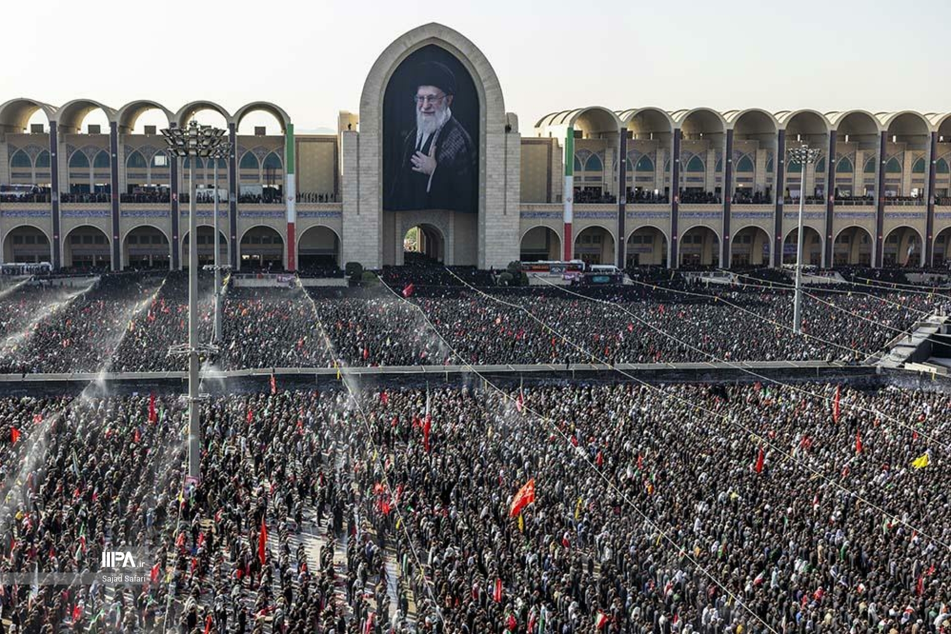 اقامه نماز بر پیکر رهبر شهید انقلاب-۳