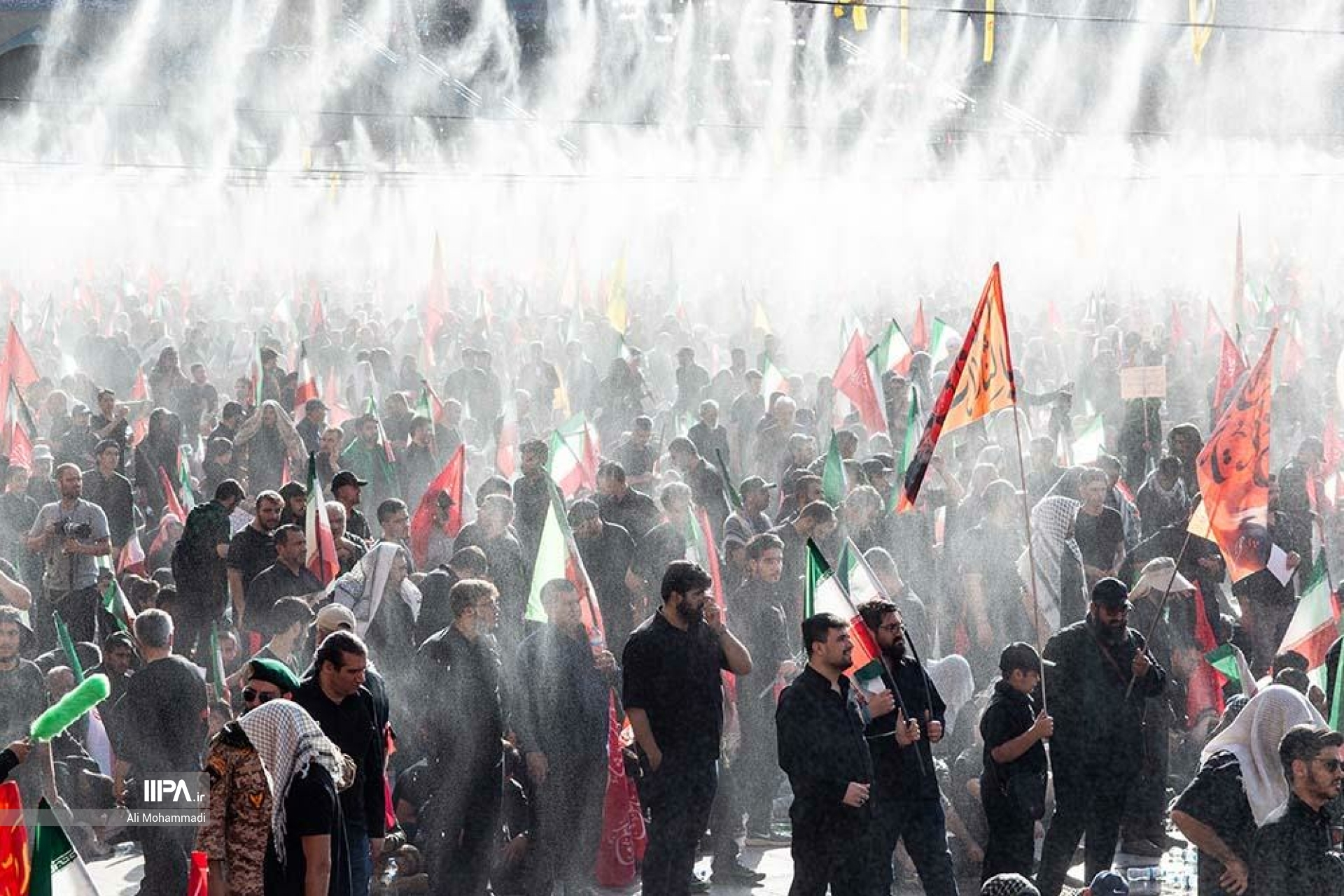 اقامه نماز بر پیکر رهبر شهید انقلاب-۲