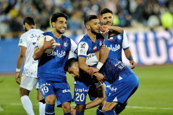 دیدار تیم های فوتبال استقلال و هوادار