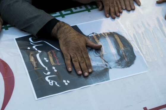 تشییع پیکر شهید اسماعیل احمدی در مقبره الشهدا شهرک شهید محلاتی