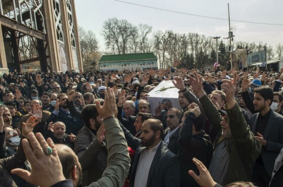 تشییع پیکر شهید اسماعیل احمدی در مقبره الشهدا شهرک شهید محلاتی