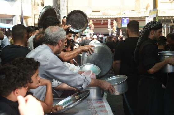 پذیرایی مردم شهر کربلا از زائرین اربعین حسینی(ع)