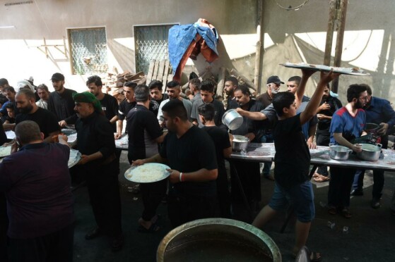 پذیرایی مردم شهر کربلا از زائرین اربعین حسینی(ع)