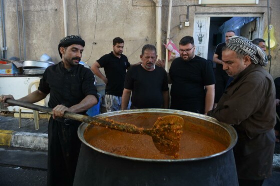 پذیرایی مردم شهر کربلا از زائرین اربعین حسینی(ع)