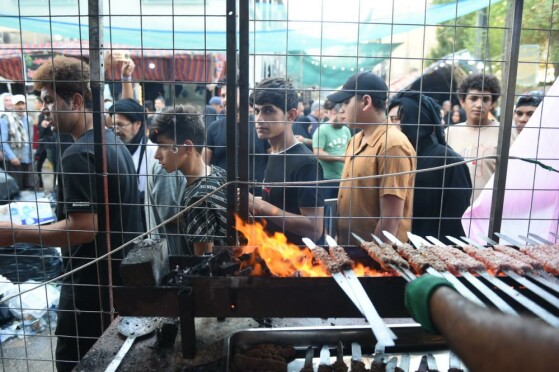 پذیرایی مردم شهر کربلا از زائرین اربعین حسینی(ع)