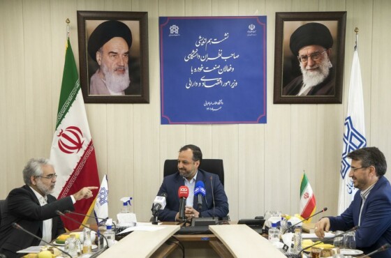 نشست هم اندیشی صاحبنظران دانشگاهی و فعالین صنعت خودرو با وزیر اقتصاد