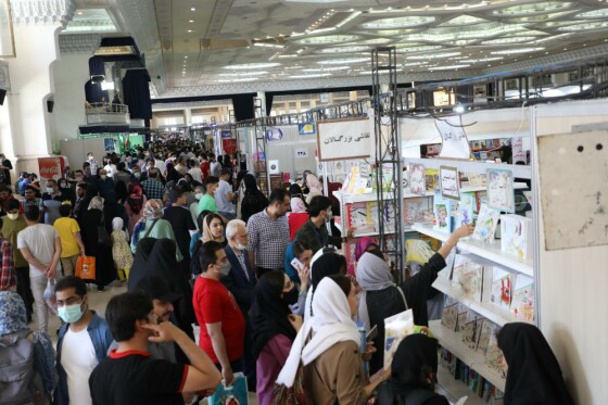 غرفه «انتشارات ایران» در سی سومین نمایشگاه کتاب تهران