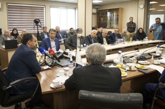 نشست هم اندیشی صاحبنظران دانشگاهی و فعالین صنعت خودرو با وزیر اقتصاد