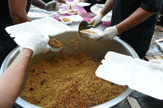 پذیرایی مردم شهر کربلا از زائرین اربعین حسینی(ع)