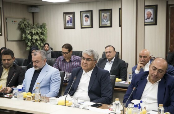 نشست هم اندیشی صاحبنظران دانشگاهی و فعالین صنعت خودرو با وزیر اقتصاد