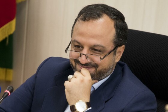 نشست هم اندیشی صاحبنظران دانشگاهی و فعالین صنعت خودرو با وزیر اقتصاد