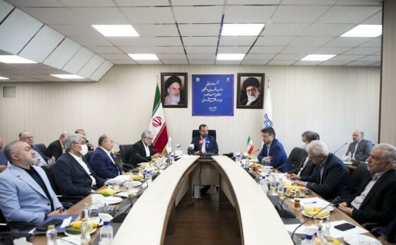 نشست هم اندیشی صاحبنظران دانشگاهی و فعالین صنعت خودرو با وزیر اقتصاد