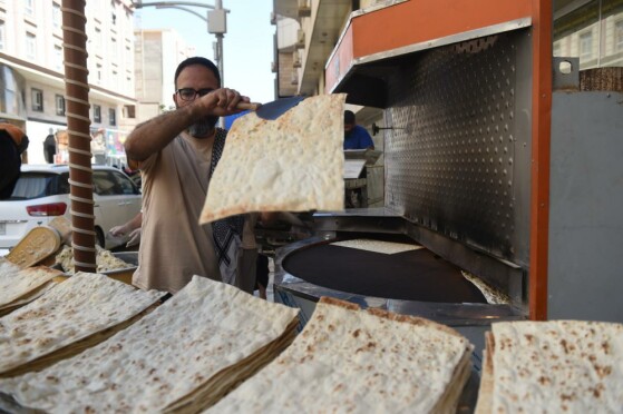 پذیرایی مردم شهر کربلا از زائرین اربعین حسینی(ع)
