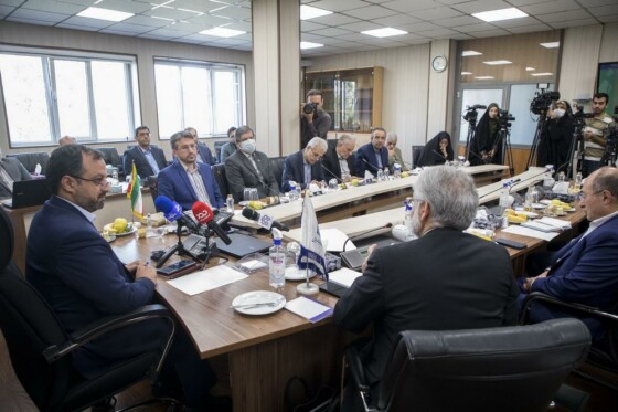 نشست هم اندیشی صاحبنظران دانشگاهی و فعالین صنعت خودرو با وزیر اقتصاد