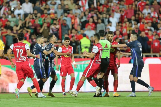 دیدار تیم های فوتبال پرسپولیس و پیکان