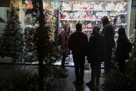 خرید کریسمس در آستانه سال نو میلادی در تهران