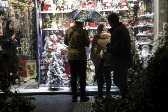 خرید کریسمس در آستانه سال نو میلادی در تهران