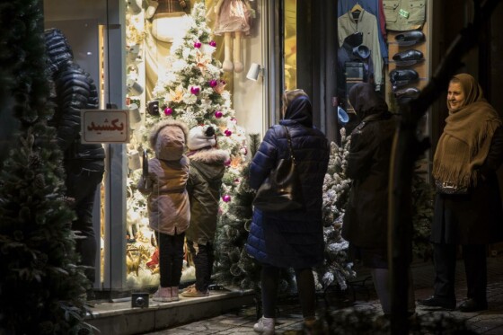 خرید کریسمس در آستانه سال نو میلادی در تهران