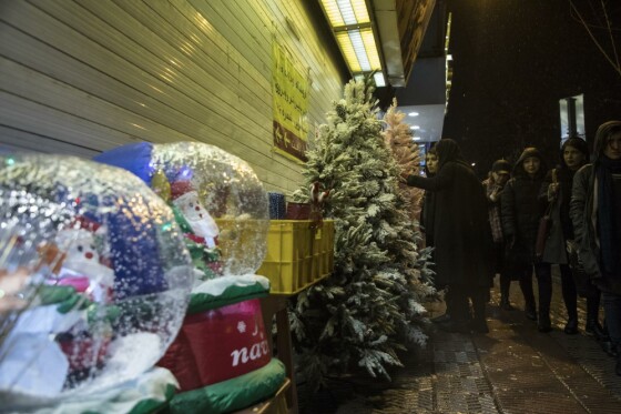 خرید کریسمس در آستانه سال نو میلادی در تهران