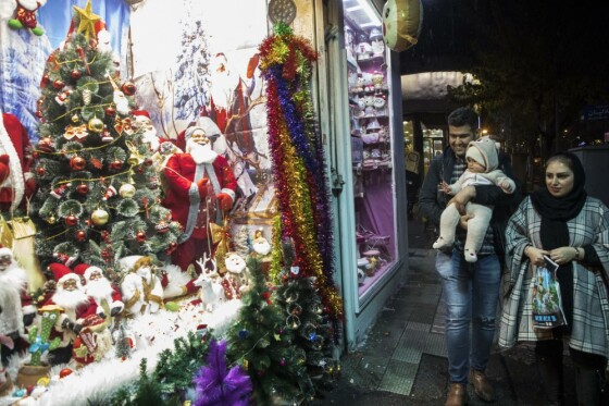 خرید کریسمس در آستانه سال نو میلادی در تهران