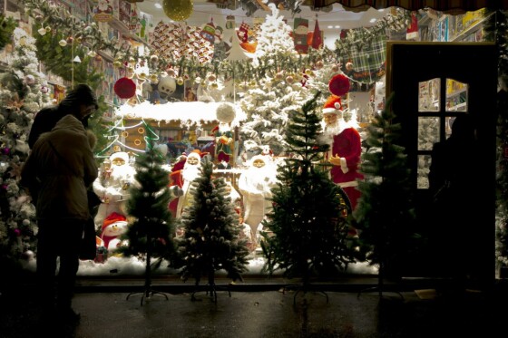 خرید کریسمس در آستانه سال نو میلادی در تهران