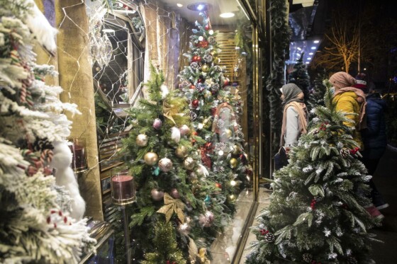 خرید کریسمس در آستانه سال نو میلادی در تهران