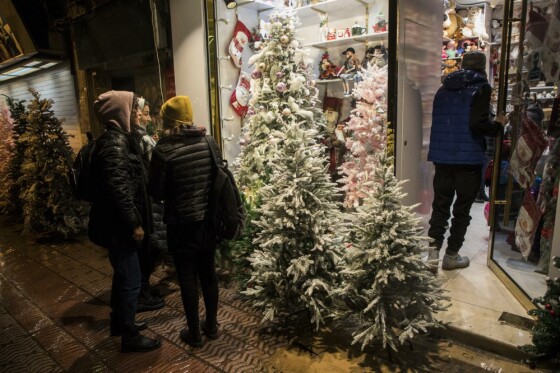 خرید کریسمس در آستانه سال نو میلادی در تهران