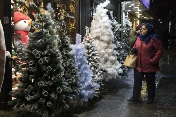 خرید کریسمس در آستانه سال نو میلادی در تهران