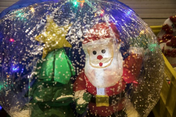 خرید کریسمس در آستانه سال نو میلادی در تهران