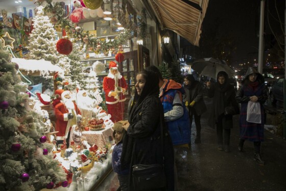 خرید کریسمس در آستانه سال نو میلادی در تهران