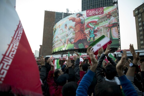 شادی مردم تهران پس از پیروزی  تیم ملی فوتبال ایران مقابل ولز