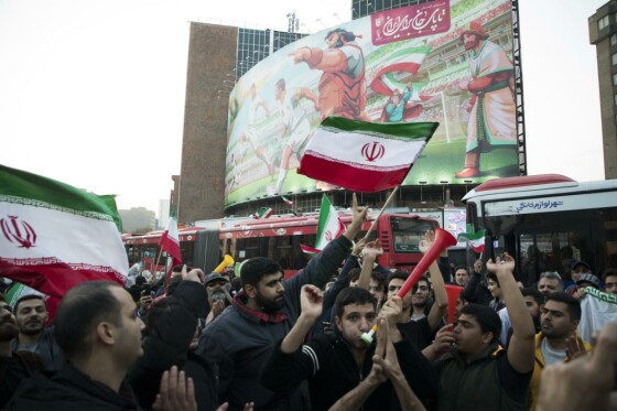 شادی مردم تهران پس از پیروزی  تیم ملی فوتبال ایران مقابل ولز