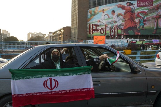 شادی مردم تهران پس از پیروزی  تیم ملی فوتبال ایران مقابل ولز