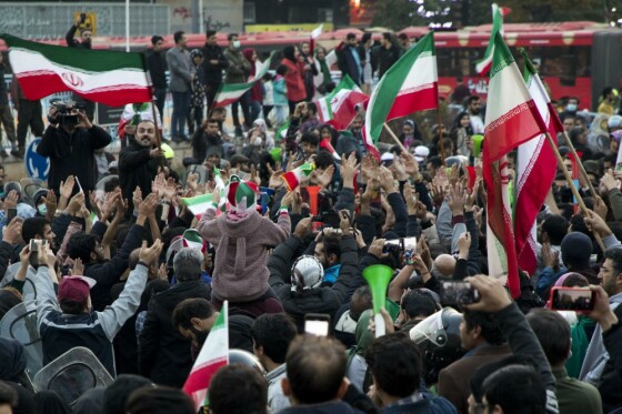 شادی مردم تهران پس از پیروزی  تیم ملی فوتبال ایران مقابل ولز