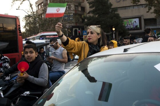 شادی مردم تهران پس از پیروزی  تیم ملی فوتبال ایران مقابل ولز