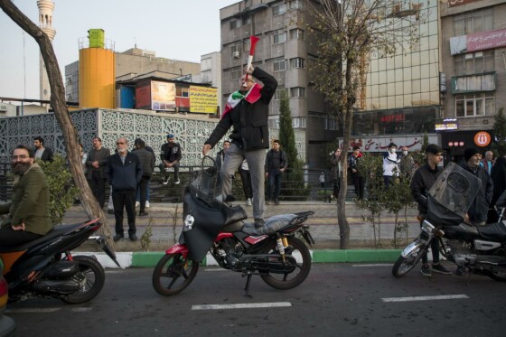 شادی مردم تهران پس از پیروزی  تیم ملی فوتبال ایران مقابل ولز