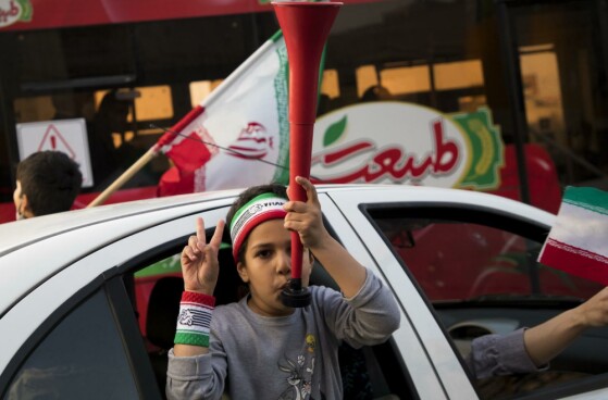 شادی مردم تهران پس از پیروزی  تیم ملی فوتبال ایران مقابل ولز