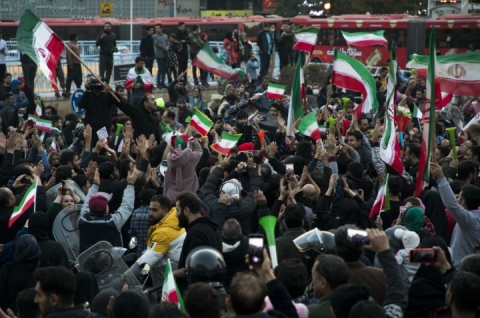 شادی مردم تهران پس از پیروزی  تیم ملی فوتبال ایران مقابل ولز