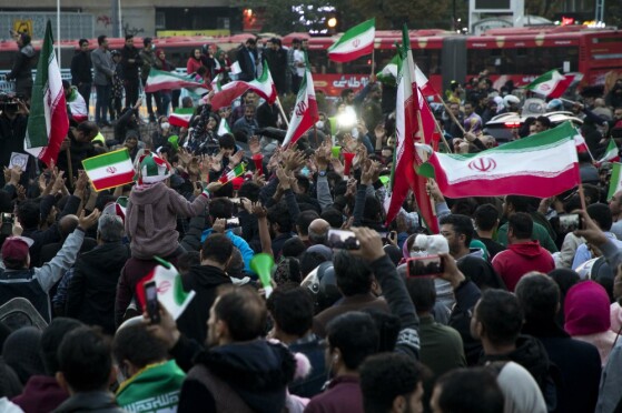 شادی مردم تهران پس از پیروزی  تیم ملی فوتبال ایران مقابل ولز