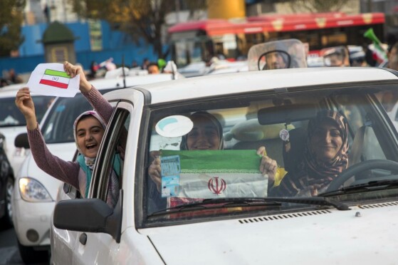شادی مردم تهران پس از پیروزی  تیم ملی فوتبال ایران مقابل ولز