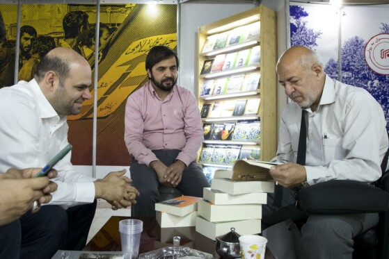 غرفه انتشارات «ایران» در سی و چهارمین نمایشگاه بین المللی کتاب تهران