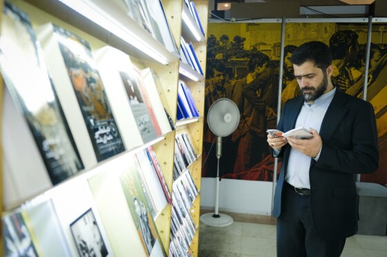 غرفه انتشارات «ایران» در سی و چهارمین نمایشگاه بین المللی کتاب تهران