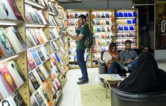 غرفه انتشارات «ایران» در سی و چهارمین نمایشگاه بین المللی کتاب تهران