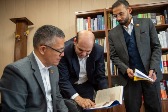 بازدید وزیر فرهنگ ونزوئلا از موسسه مطبوعاتی ایران