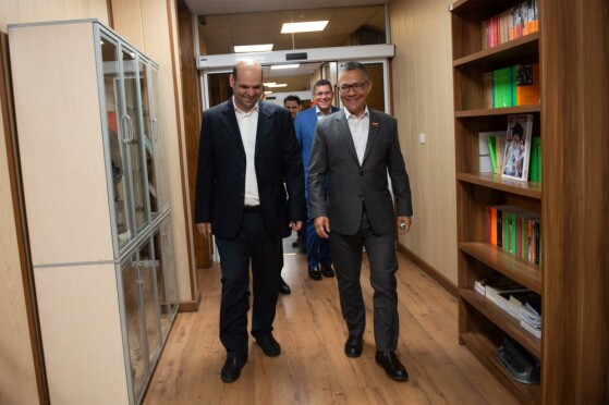 بازدید وزیر فرهنگ ونزوئلا از موسسه مطبوعاتی ایران