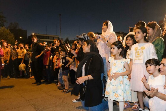 استقبال خانواده ها از اجراهای خیابانی نوزدهمین جشنواره بین المللی عروسکی تهران-مبارک